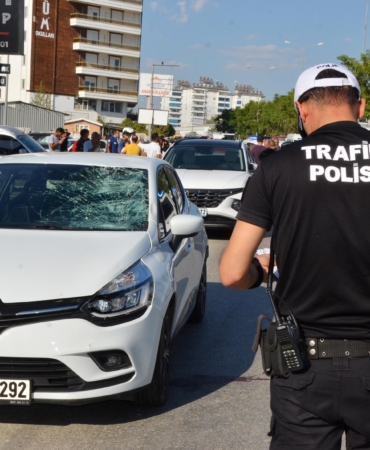 Baba ve oğlunun yaralandığı kaza kamerada