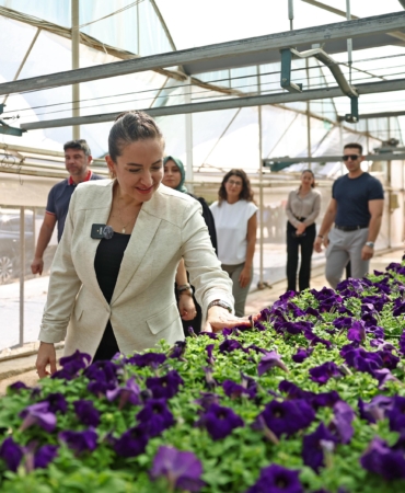 Başkan Vekili Özdemir bitki üretim tesisini gezdi