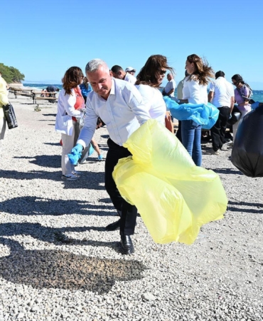 Kemer’de sahil temizliği