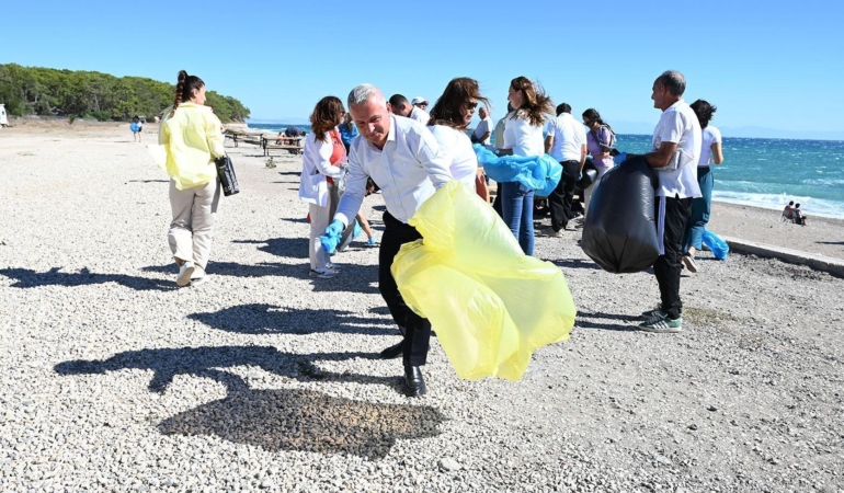 Kemer’de sahil temizliği