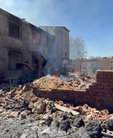 Antalya’da çalılık alanda çıkan yangın evlere sıçradı