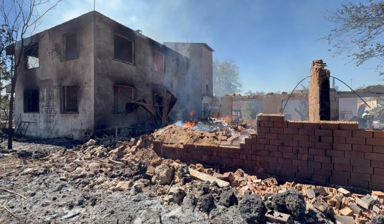 Antalya’da çalılık alanda çıkan yangın evlere sıçradı