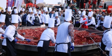 Afyon’da 1930 kilo ağırlığındaki sucuklu yumurtayla dünya rekoru kırıldı