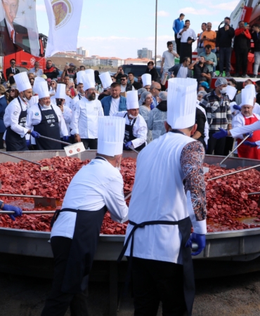 Afyon’da 1930 kilo ağırlığındaki sucuklu yumurtayla dünya rekoru kırıldı
