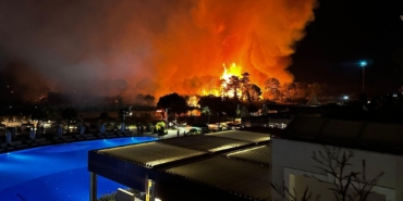 Antalya’da orman yangını; 1 otel tahliye edildi (2)