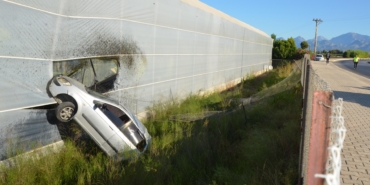 Yoldan çıkan otomobil muz serasına çarptı