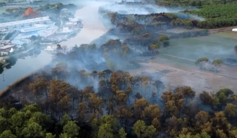 Yangının boyutu gündüz ortaya çıktı, bölgeyi yoğun duman kapladı