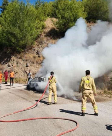 Serik’te seyir halinde alev alan otomobil yandı