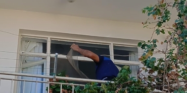 Anahtarını unutan kadının yardımına zabıta yetişti