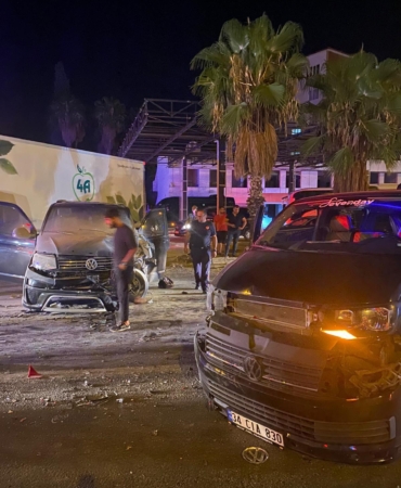 Tur minibüsleri çarpıştı: 5 yaralı