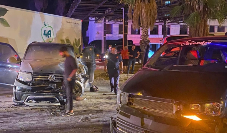 Tur minibüsleri çarpıştı: 5 yaralı