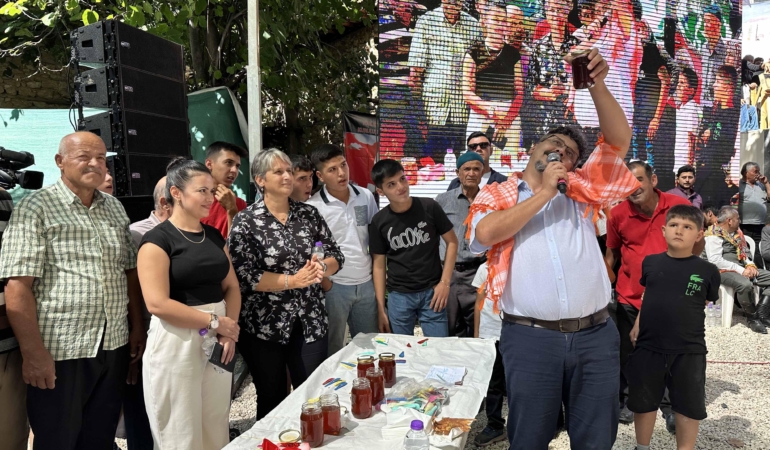 Finike’de Ernez Bal Festivali; 700 gram balı 30 saniyede yedi