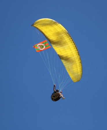 Dünya üçüncüsü sporcu paraşütle tesislere inip, kupayı başkana verdi