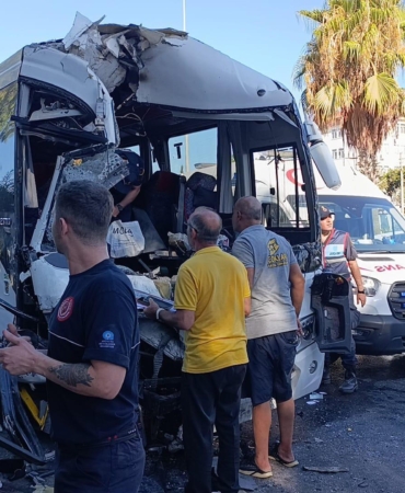 Antalya’da midibüsler çarpıştı; yaralılar var
