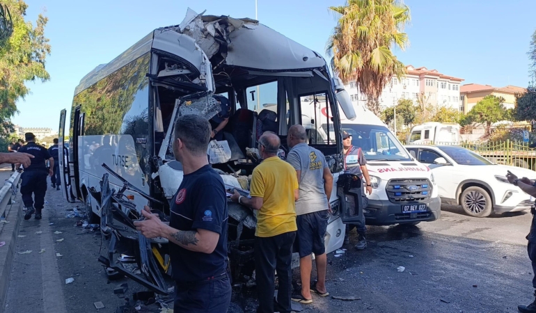 Antalya’da midibüsler çarpıştı; yaralılar var
