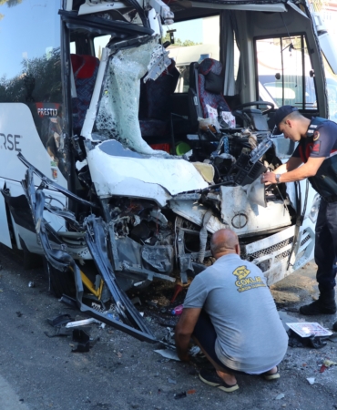 Antalya’da midibüsler çarpıştı; 15 yaralı- Yeniden