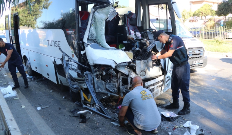 Antalya’da midibüsler çarpıştı; 15 yaralı- Yeniden