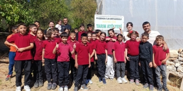 Öğrenciler seraya marul dikti