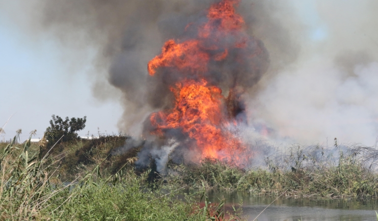 Antalya’da yangın; kano ve tekneden hortumla su sıkıp söndürmeye çalıştılar