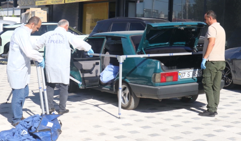 Park halindeki aracın arka koltuğunda ölü bulundu