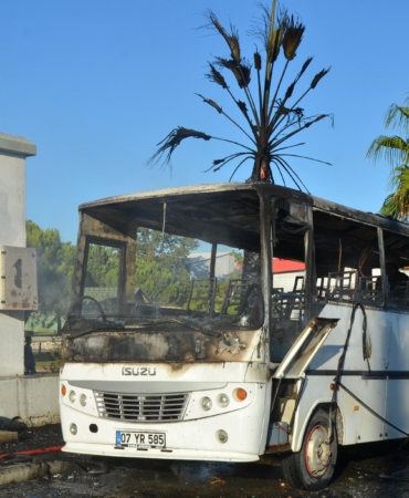 Park halindeki otobüs yandı