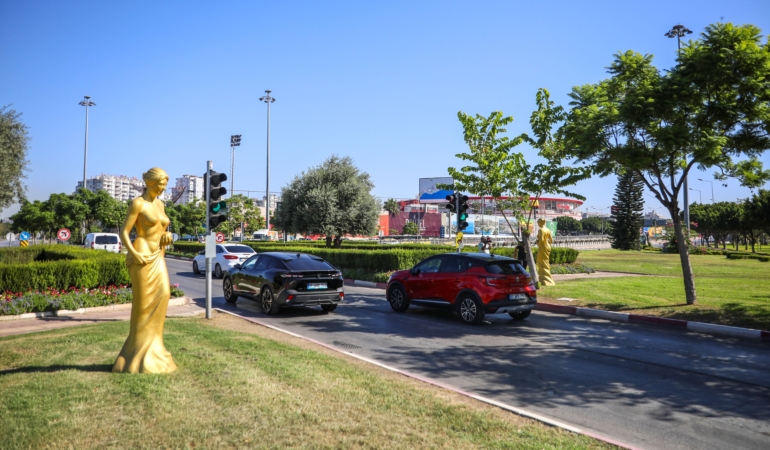 62’nci Altın Portakal Film Festivali öncesi 62 Venüs heykeli, kenti süslemeye başladı