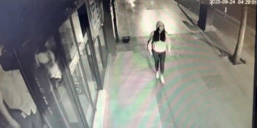 Otomobilin mağazaya çarptı; kazadan saniyerle kurtuldu