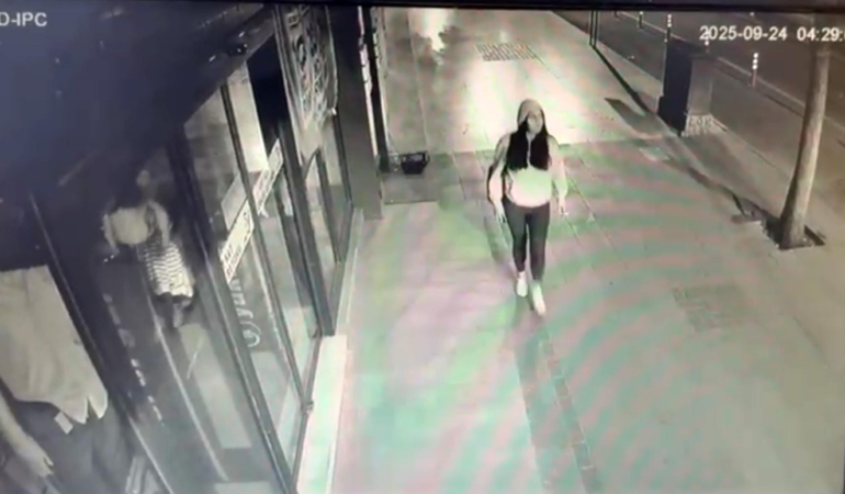 Otomobilin mağazaya çarptı; kazadan saniyerle kurtuldu