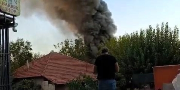 Antalya’da müstakil evdeki yangında çatının çökmesi panik yarattı