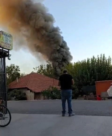 Antalya’da müstakil evdeki yangında çatının çökmesi panik yarattı