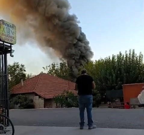 Antalya’da müstakil evdeki yangında çatının çökmesi panik yarattı