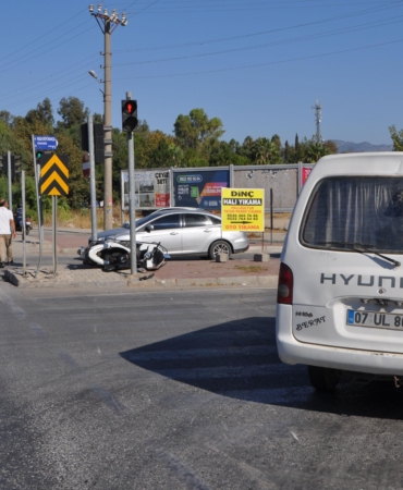 Minibüsle çarpışan motosikletli yaralandı