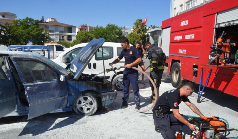 Hastane otoparkında otomobil yandı