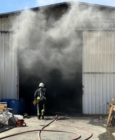 Seradan depoya sıçrayan yangın söndürüldü