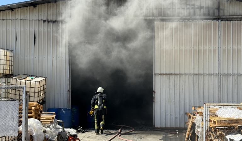 Seradan depoya sıçrayan yangın söndürüldü