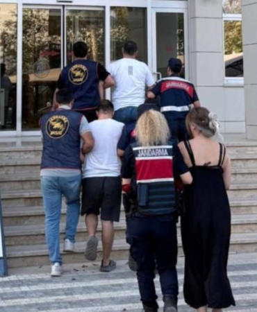 Polisin ‘dur’ ihtarına uymayan otomobildeki 3 şüpheli yakalandı