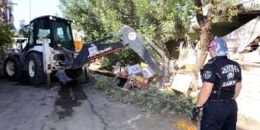 Çöp evden 2 kamyon atık çıktı