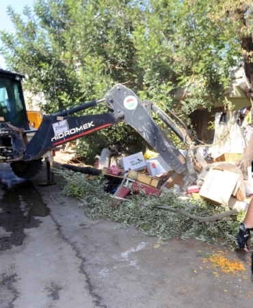 Çöp evden 2 kamyon atık çıktı