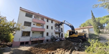 Eski adliye lojmanı yıkıldı