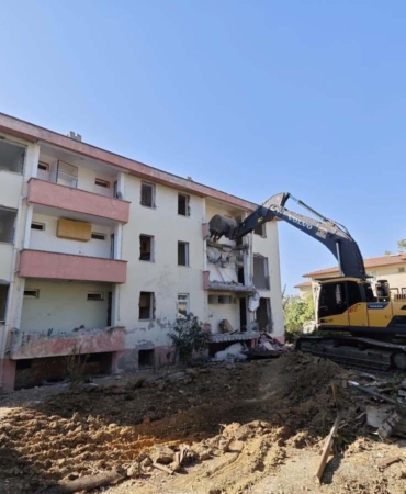 Eski adliye lojmanı yıkıldı