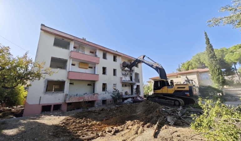 Eski adliye lojmanı yıkıldı