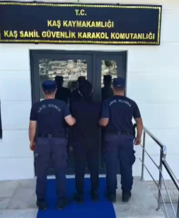 Yüzerek Yunan adasına kaçmaya çalışan firari yakalandı