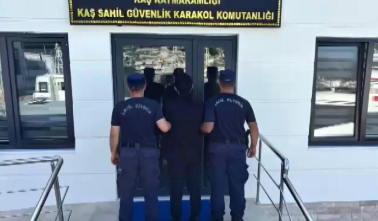 Yüzerek Yunan adasına kaçmaya çalışan firari yakalandı