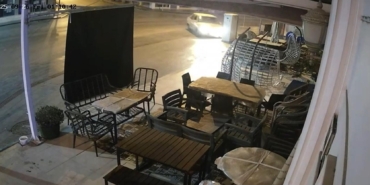 Otomobiliyle elektrik panosuna çarpıp, yoluna devam etti