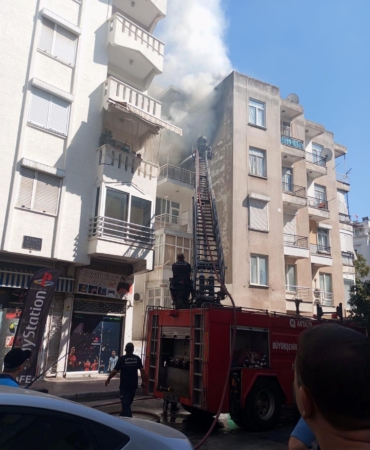 Yatak odasında çıkan yangını itfaiye söndürdü