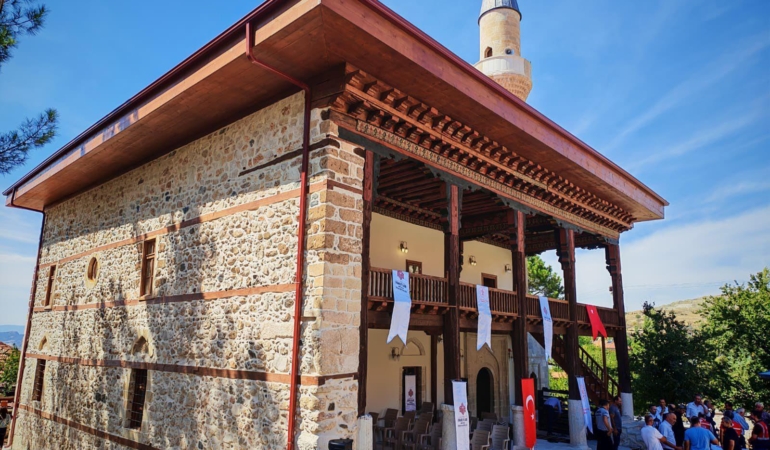 Restore edilen tarihi cami ibadete açıldı