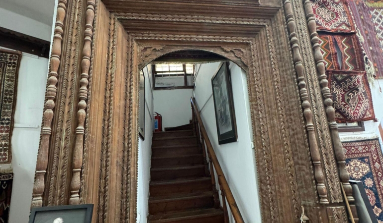 Restorasyon uzmanı iz sürüp, 55 yıldır kayıp 600 yıllık mihrabı buldu