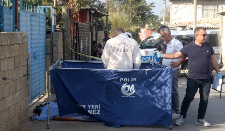 Sokakta erkek cesedi bulundu