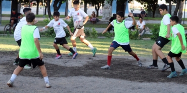 Muhtar, mahallesine futbol sahası kazandırdı