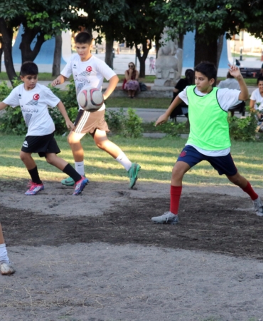 Muhtar, mahallesine futbol sahası kazandırdı